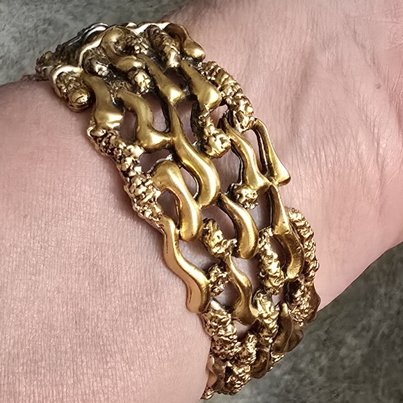 Vintage Tortolani Gold Toned Bracelet Snap Closure - Picture 1 of 7